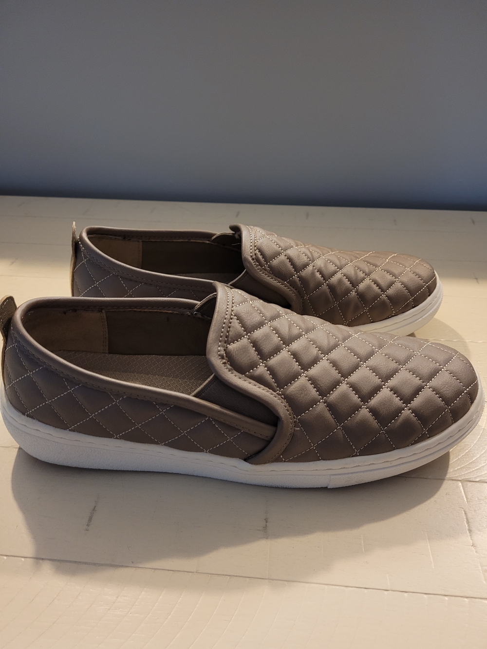 Sketchers Women's Quilted Slip-On Sneakers in Tan-Taupe LIKE NEW!